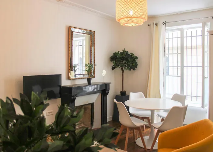 Comfort And Charm In The Heart Of Paris 9
